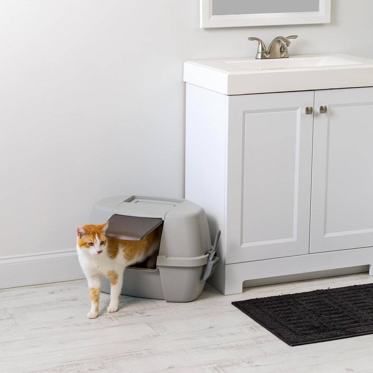 IRIS USA Large Corner Cat Litter Box, Space Saver, Gray | Discreet Locations, Compact Triangle Shape, 90-Degree Design, Triangular Footprint, Odor Defensive, Hidden Placement
