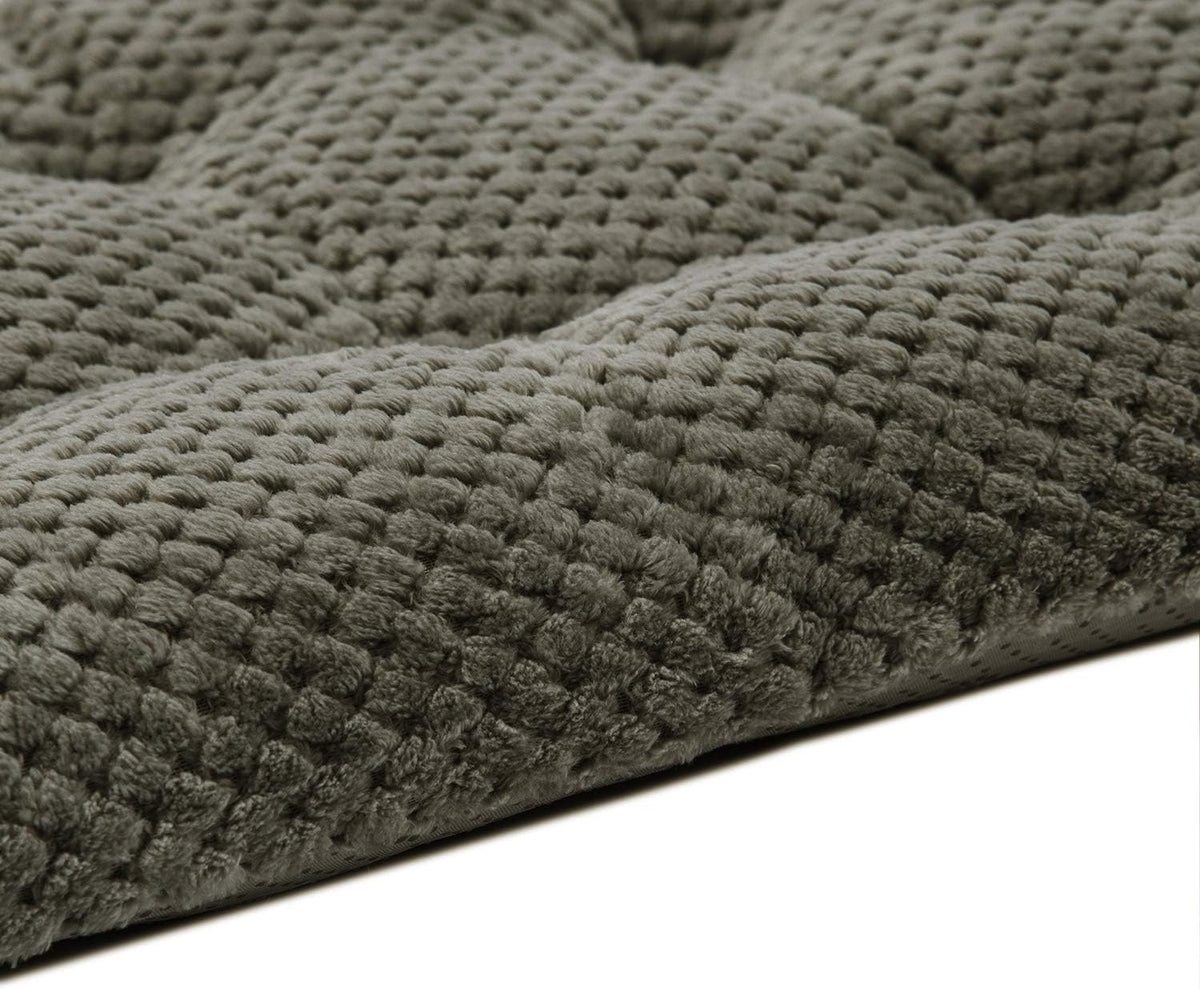 WONDER MIRACLE Fuzzy Deluxe Pet Beds, Super Plush Dog or Cat Beds Ideal for Dog Crates, Machine Wash & Dryer Friendly (15" x 23", S-Eagle Grey)