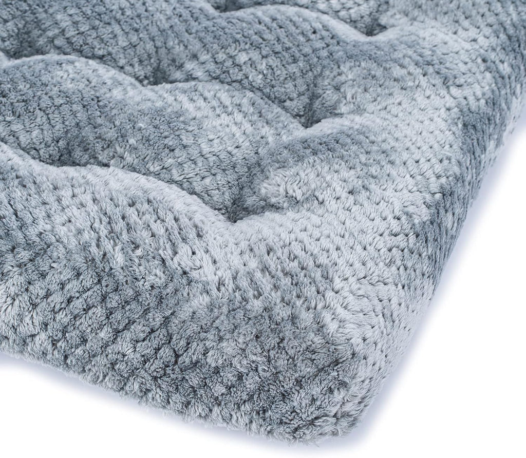 WONDER MIRACLE Fuzzy Deluxe Pet Beds, Super Plush Dog or Cat Beds Ideal for Dog Crates, Machine Wash & Dryer Friendly (22" x 30", M-Grey)