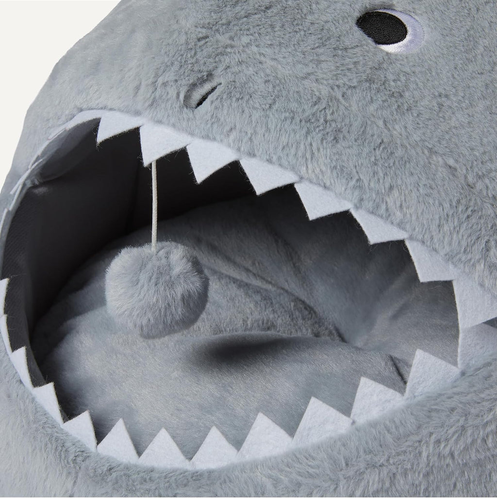 Amazon Basics Shark Shape Cat House for Indoor Cats, Enclosed Design Helps Reduce Anxiety in Nervous Pets, with Washable Cushioned Pillow, 17" x 16" x 14", Grey
